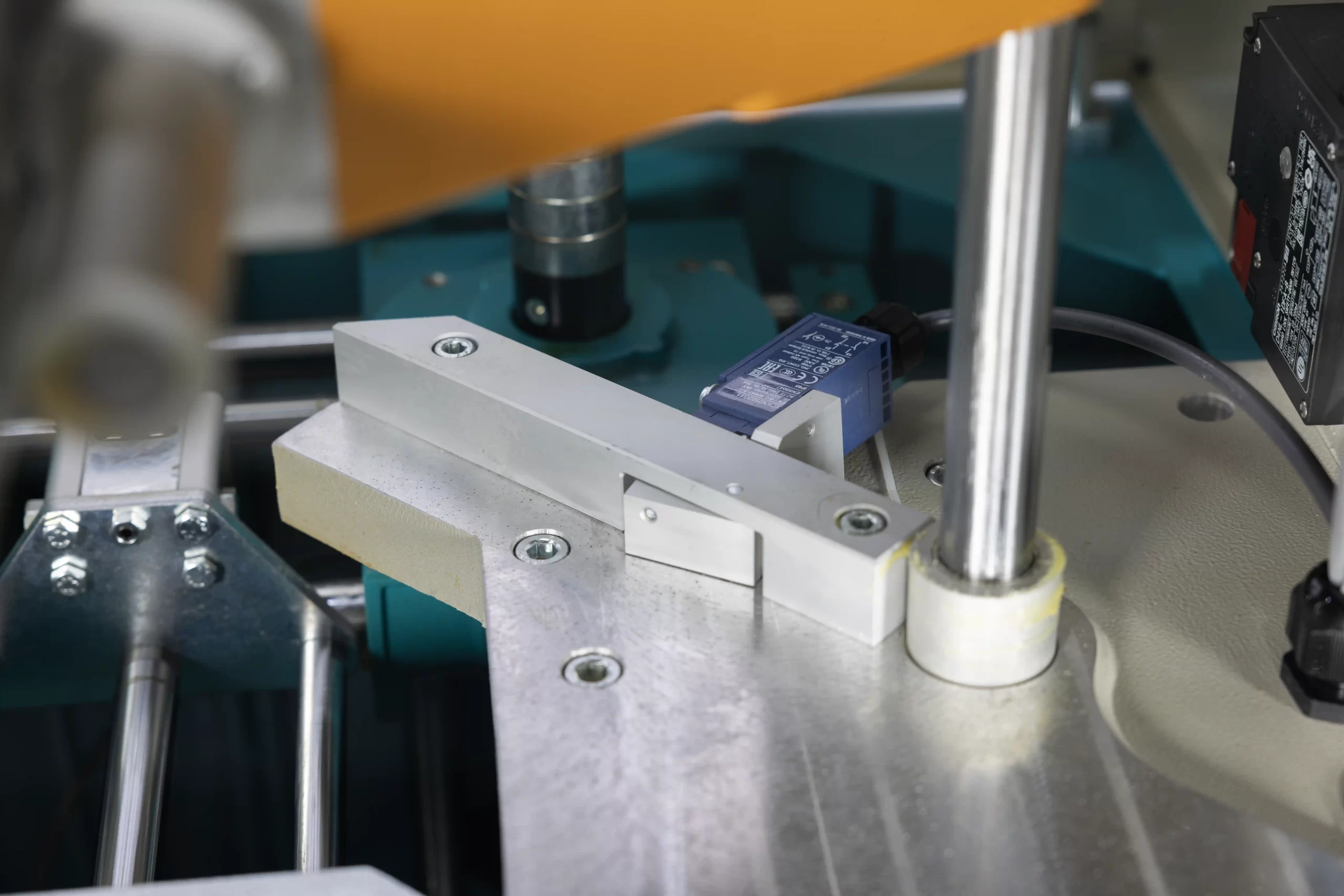 CA 601 — Полуавтоматический углозачистной станок для ПВХ профилей