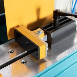 KM 215 S – Máquina Semiautomática Abridora de Rieles