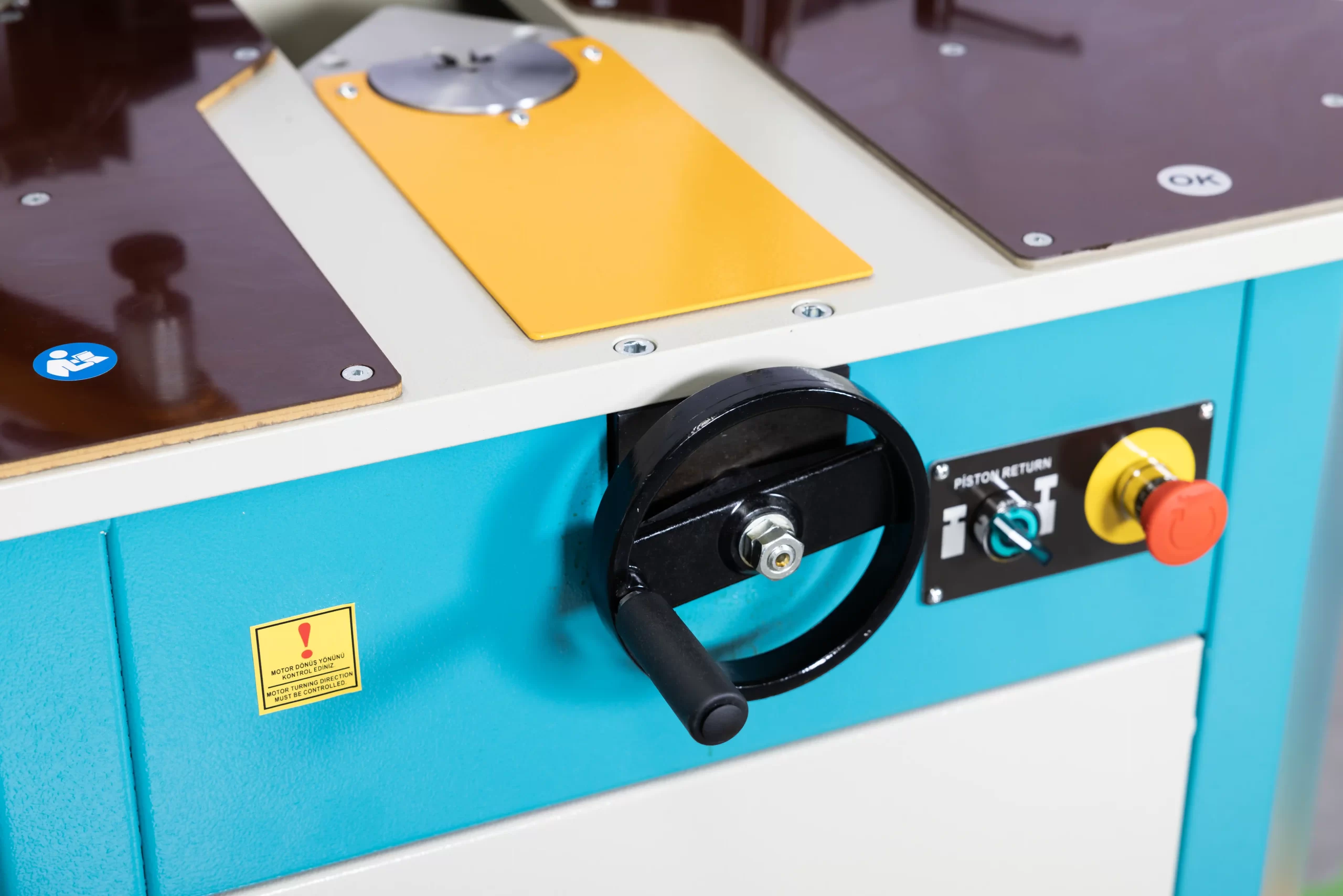 KP 180 – Prensa Hidráulica para Unir Esquinas de Aluminio