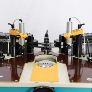 KP 180 – Prensa Hidráulica para Unir Esquinas de Aluminio