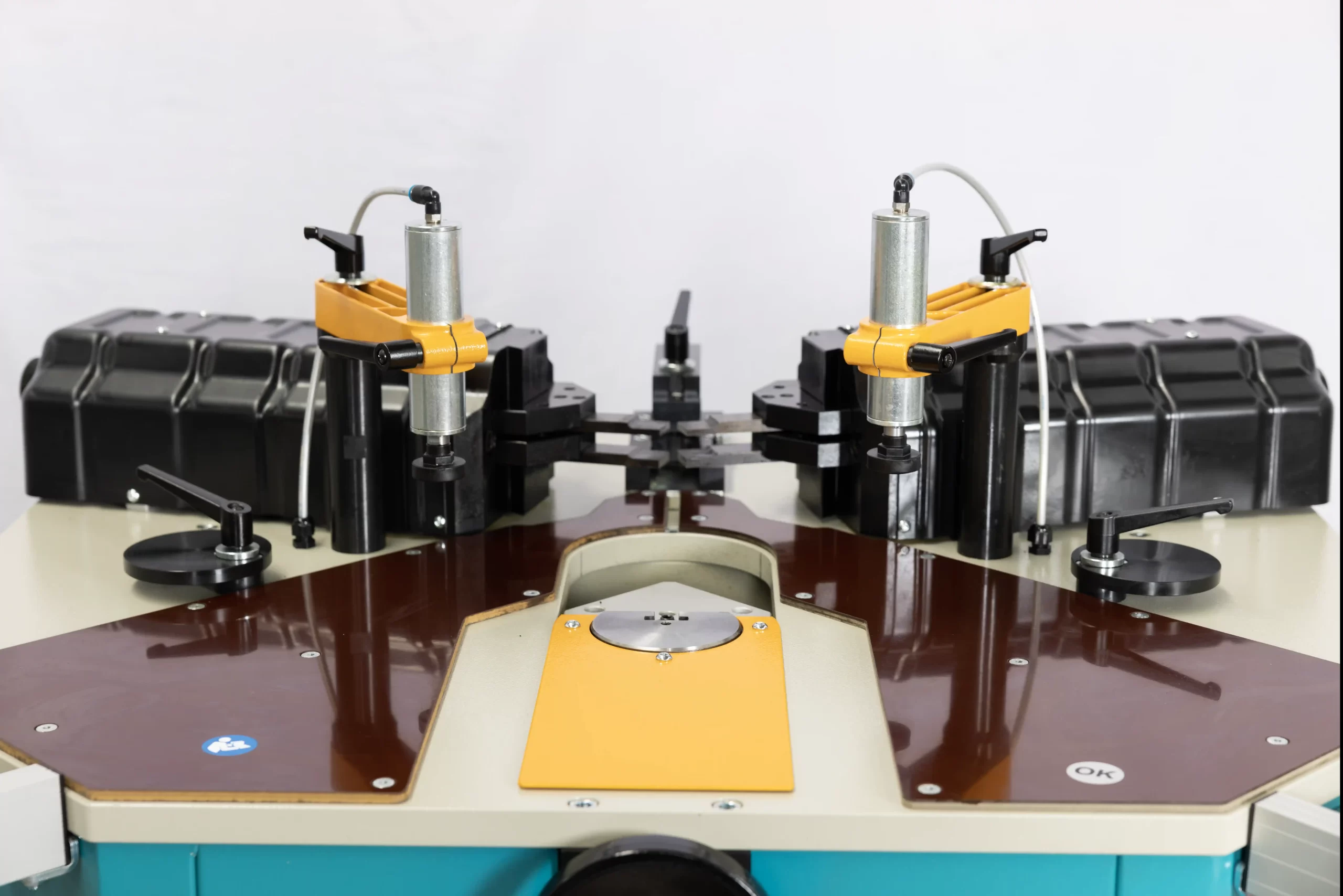 KP 180 – Prensa Hidráulica para Unir Esquinas de Aluminio